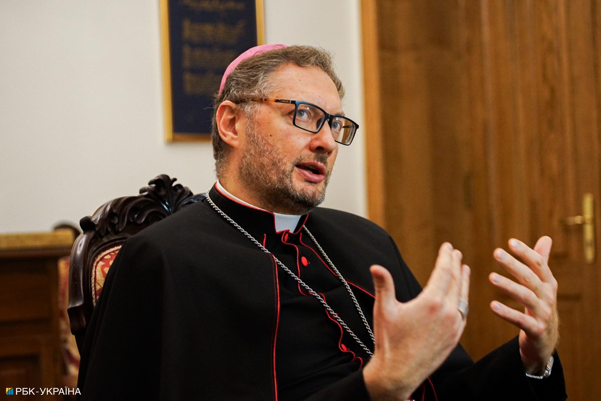 О визите Папы Римского, вере во время войны и мирных переговорах. Интервью с послом Ватикана